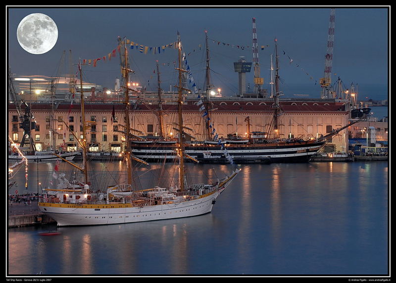 Notturna sul porto antico di genova