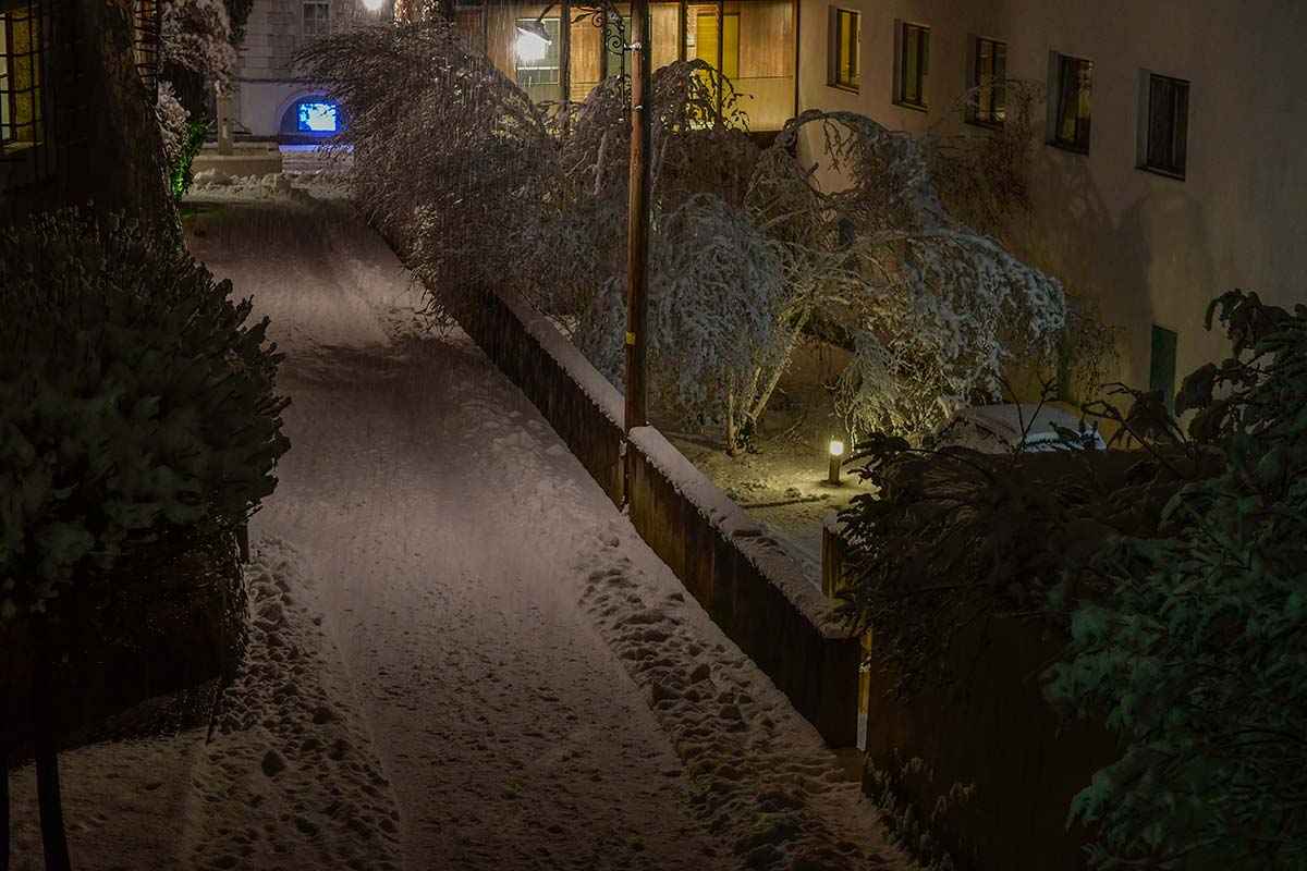 Notturno di neve fresca in città 