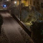 Notturno di neve fresca in città 