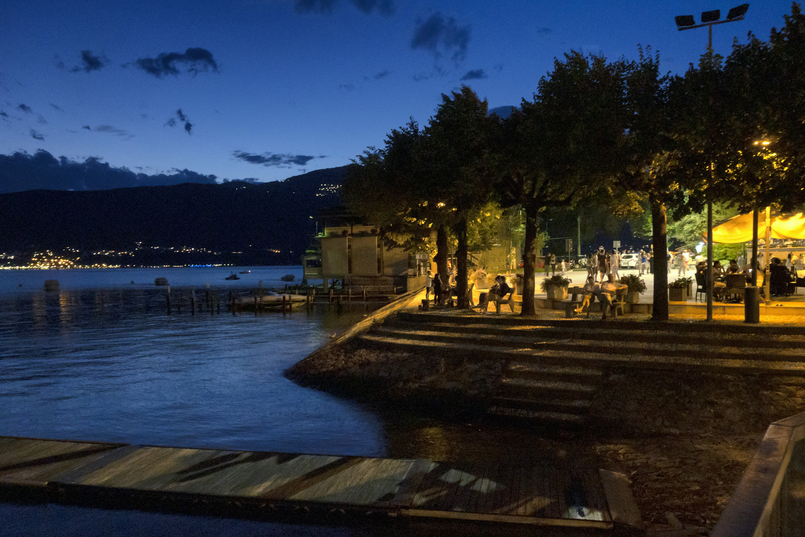 Notturno in piazza lago