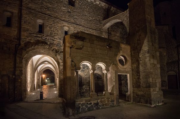 Notturno nel borgo antico