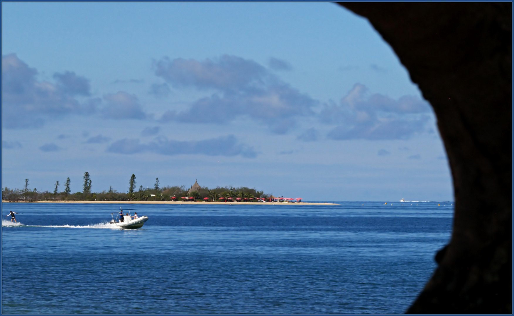 Nouméa, Anse Vata: ski nautique et vue sur l’Ilot Canards