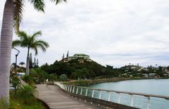 Nouméa - Bord de mer à la baie de l’Orphelinat par temps gris