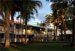 Nouméa -- Boutiques et restaurants le long de Anse Vata