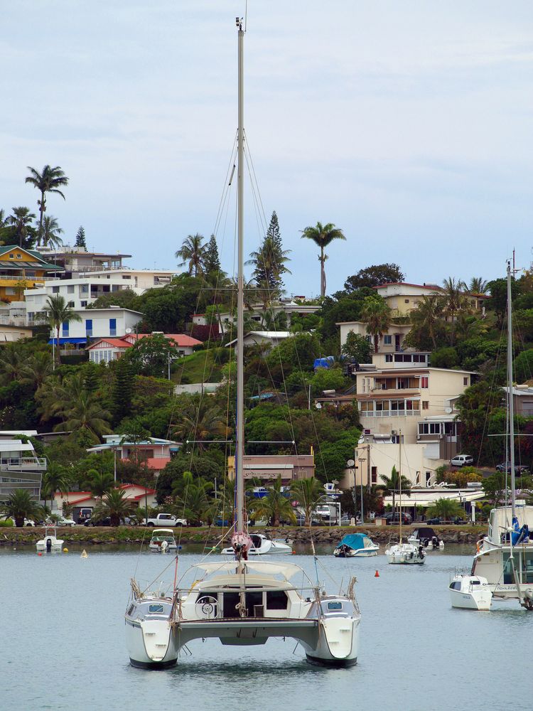 Nouméa – Catamaran ancré dans la baie de l’Orphelinat