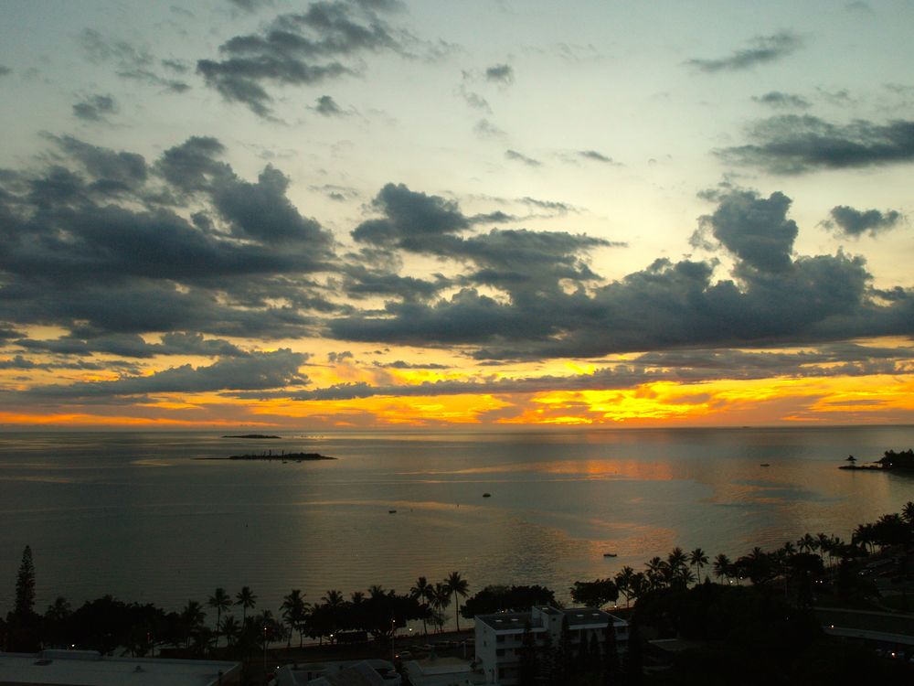 Nouméa – Coucher de soleil sur Anse Vata, vu du restaurant panoramique tournant de l’Hôtel Ramada