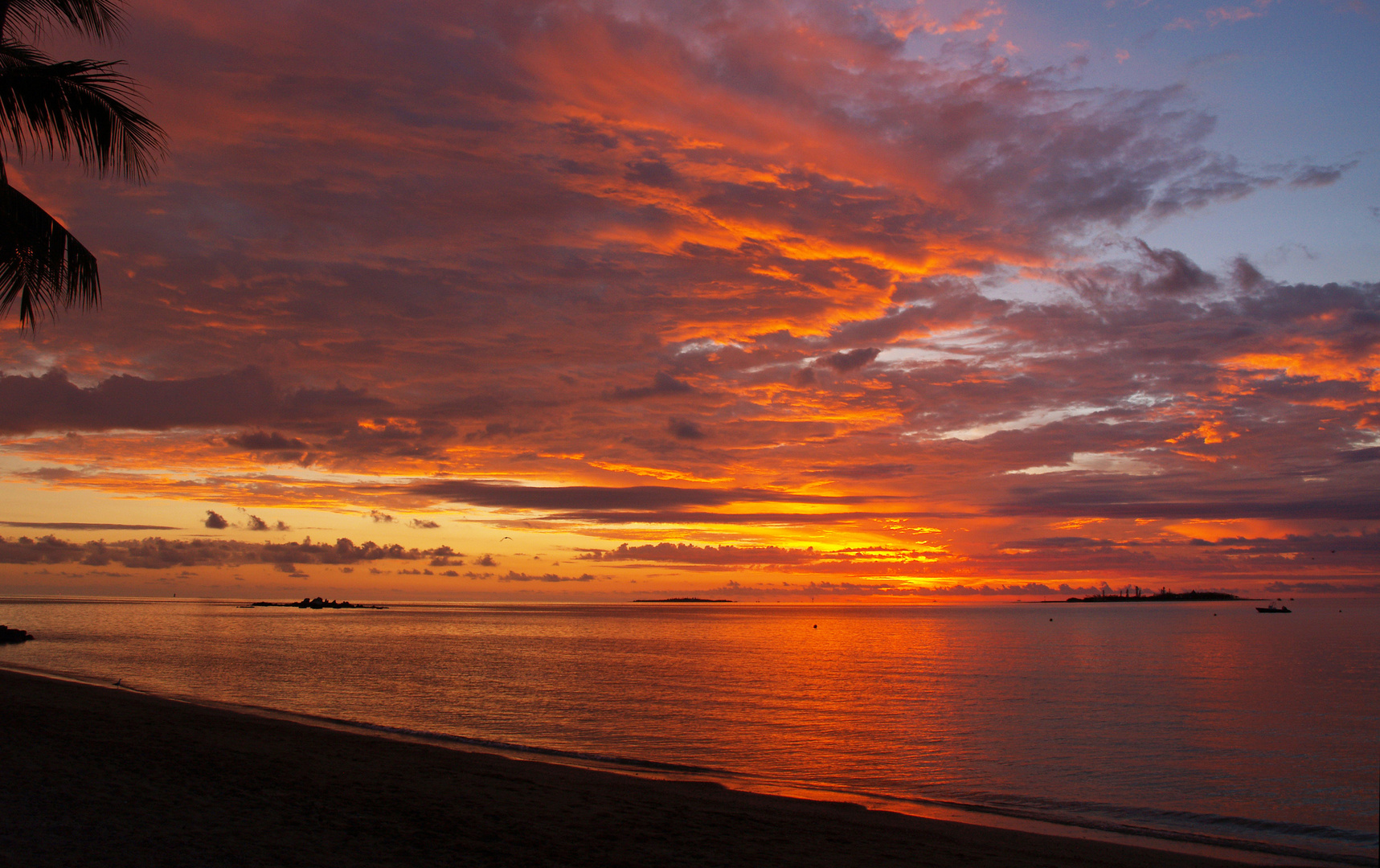 Nouméa – Coucher de soleil sur la plage du Merédien