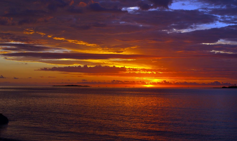 Nouméa - Coucher de soleil vu du bar de la plage de l’Hôtel Méridien