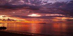 Nouméa – Embrasement vers les îles au coucher du soleil