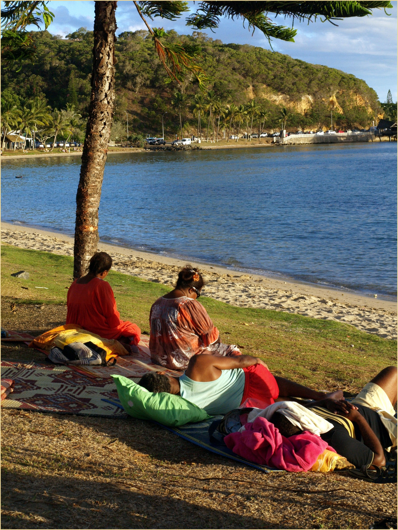 Nouméa - Farniente le soir sur la plage de Anse Vata