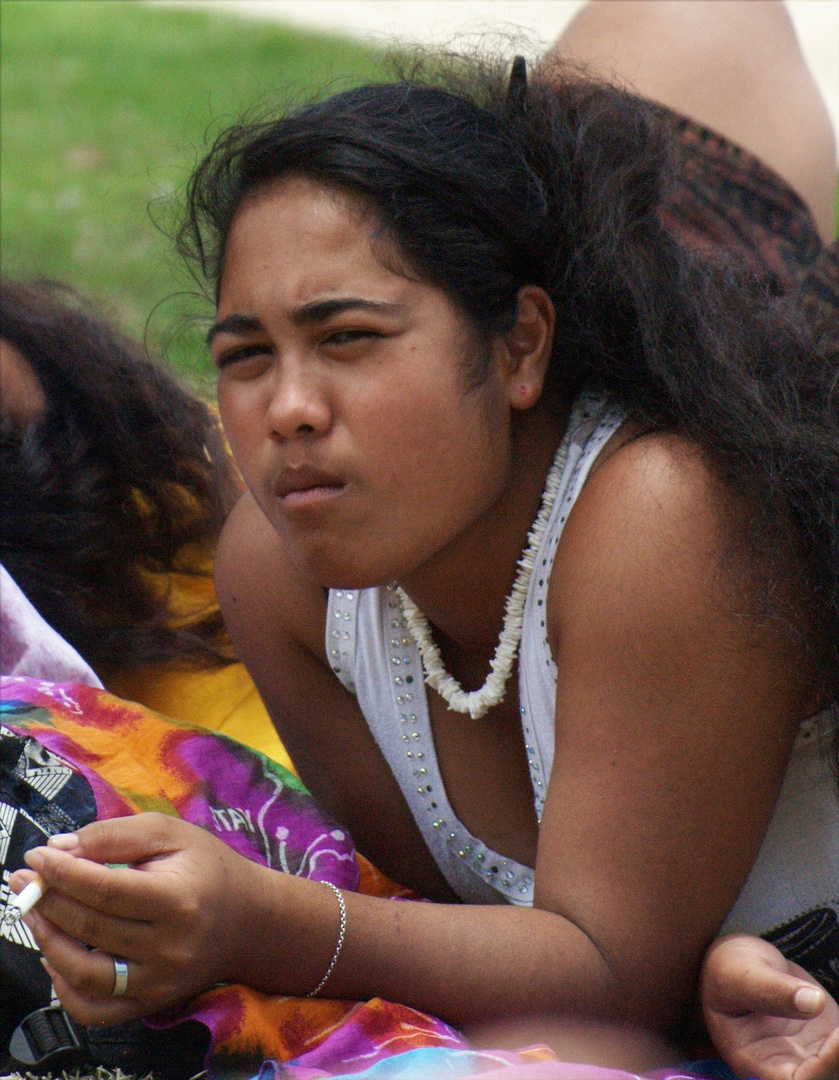 Nouméa – Jeune fille à la cigarette – Junge Melanesische Raucherin