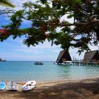 Nouméa - Kuendu Beach Resort - La plage et les bungalows sur pilotis –