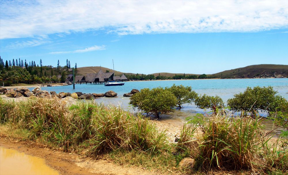 Nouméa - Kuendu Beach Resort - Vue de l’extérieur à partir de la mangrove
