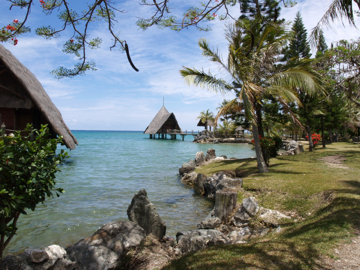 Nouméa - Kuendu Beach Resort - Vue sur le lagon du resort et les jardins