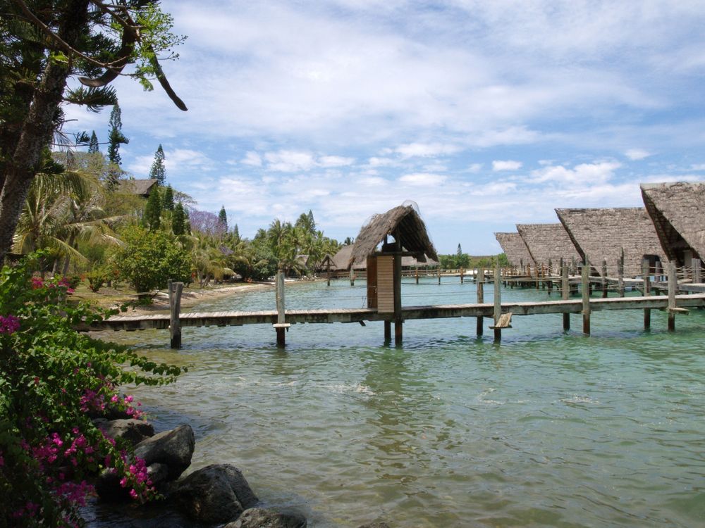 Nouméa - Kuendu Beach Resort - Vue sur le lagon et les bungalows