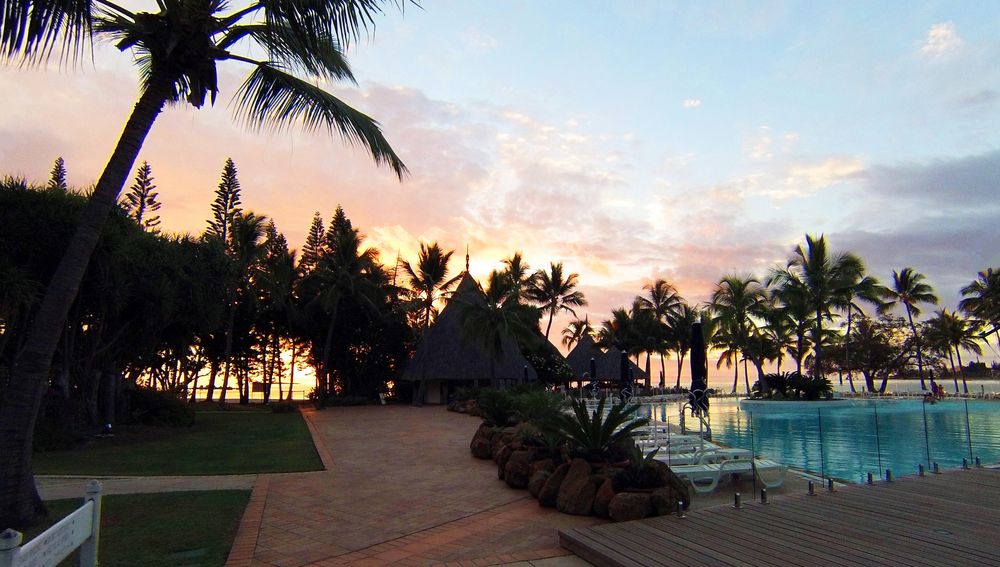 Nouméa - La piscine de l’Hôtel Méridien au coucher du soleil