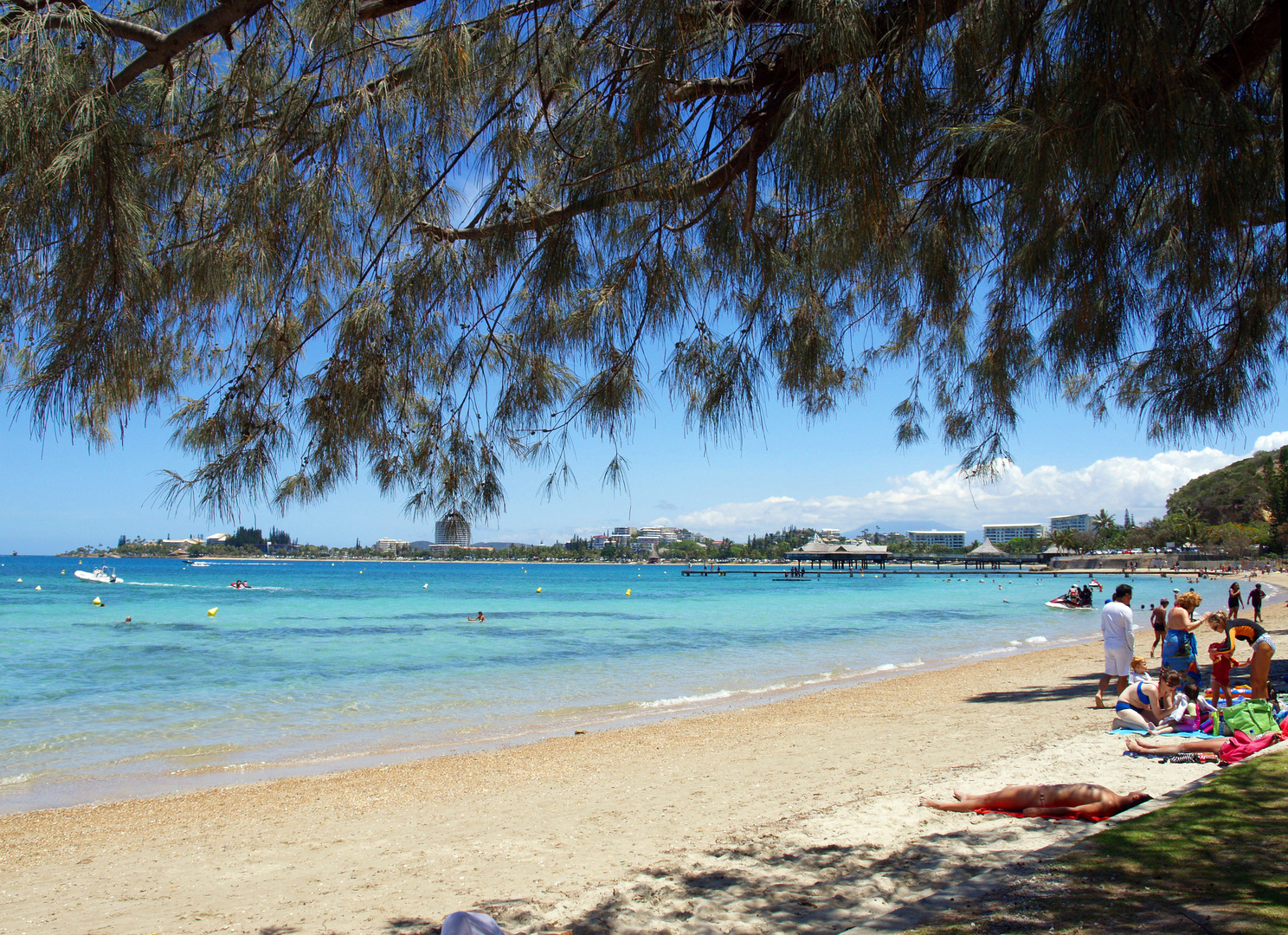 Nouméa – La plage de Anse Vata près des hôtels Château Royal et Méridien