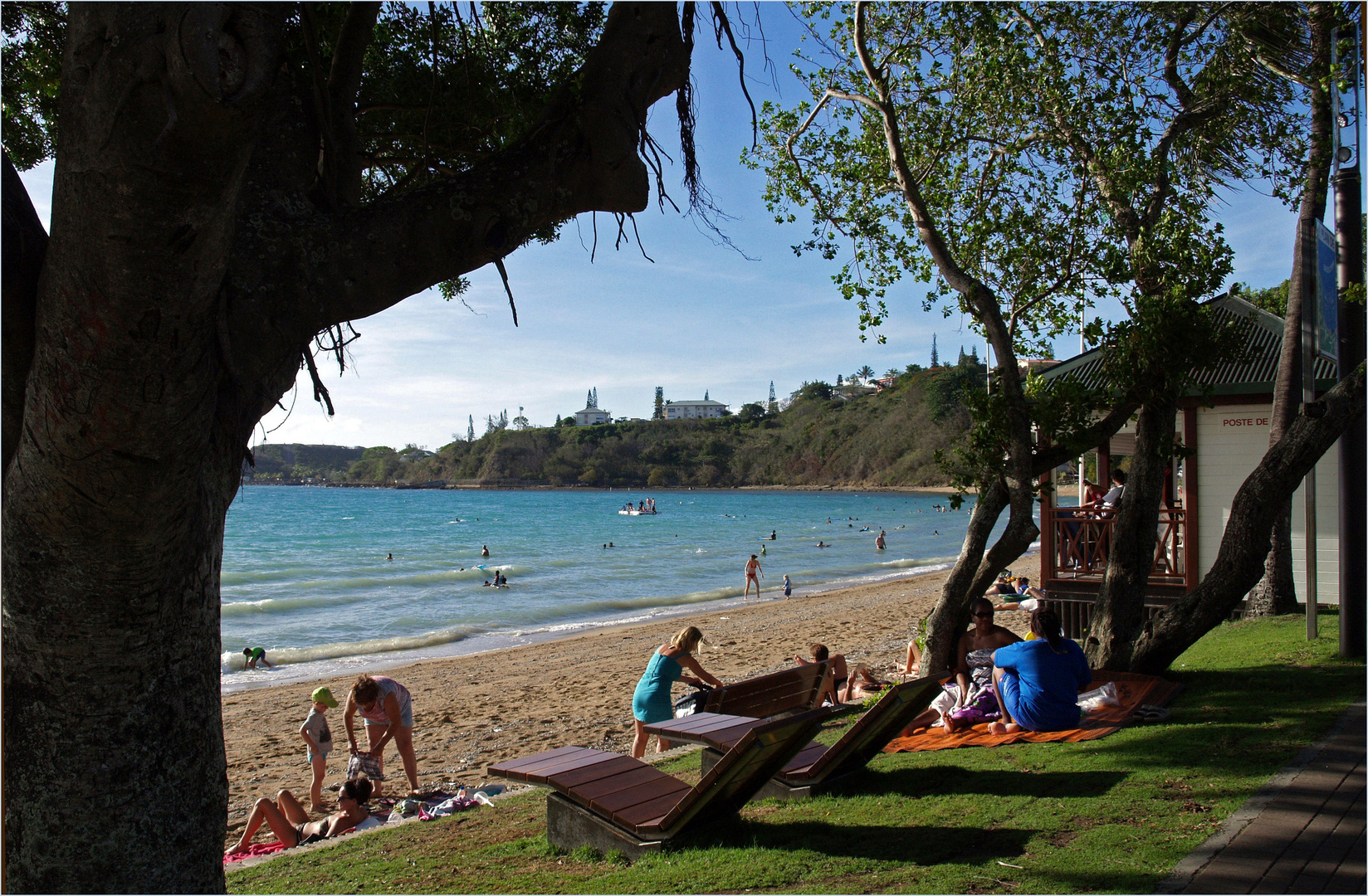 Nouméa - La plage de la Baie des Citrons un jour d’affluence