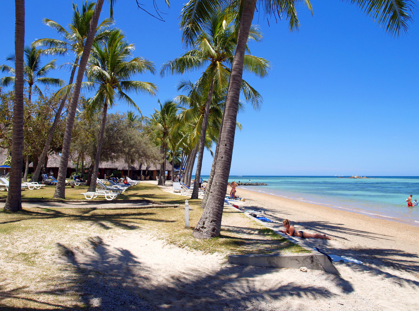 Nouméa - La plage devant l’hôtel Méridien - Der Strand vor dem Meridien Hotel