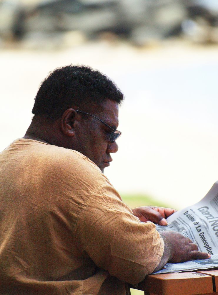 Nouméa - Lecture en bord de mer – Lesen am Strand