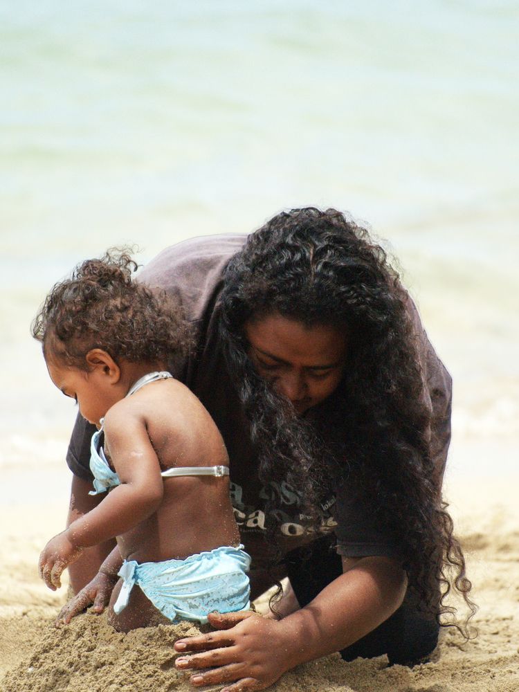 Nouméa – Maman mélanésienne et sa fille en bord de mer
