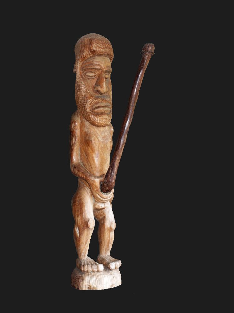Nouméa   -    Statue contemporaine kanak (Centre Culturel Tchibaou)