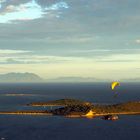 Nouméa – Une voile dans le ciel avant le coucher du soleil.