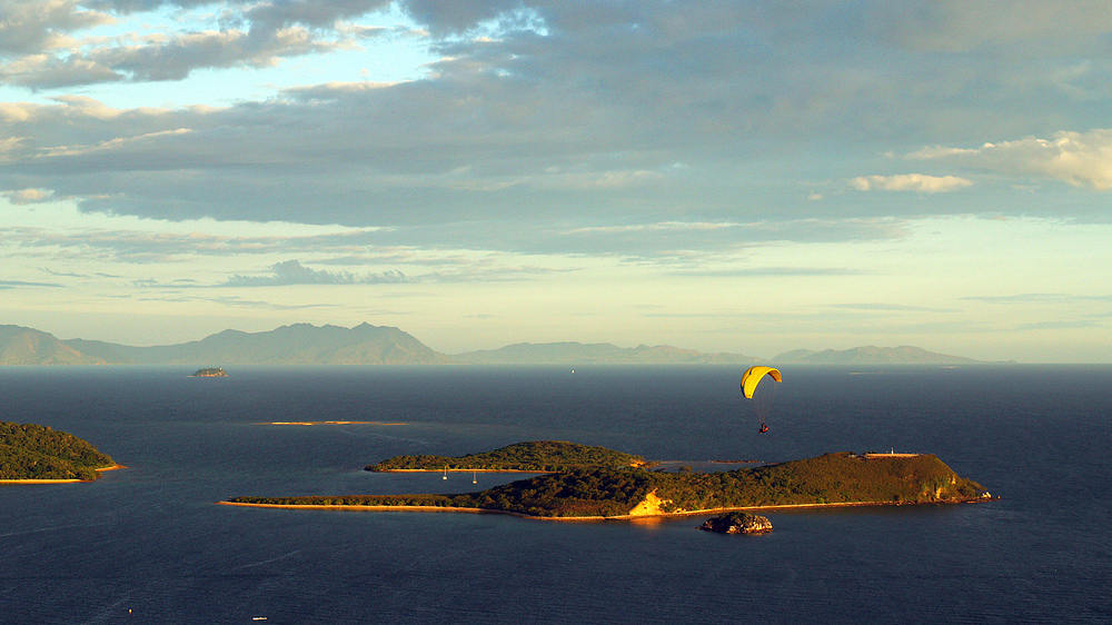 Nouméa – Une voile dans le ciel avant le coucher du soleil.