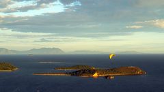 Nouméa – Une voile dans le ciel avant le coucher du soleil.