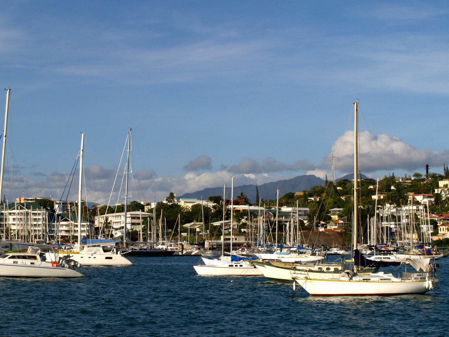 Nouméa - Voiliers à l’ancre dans la baie de l’Orphelinat