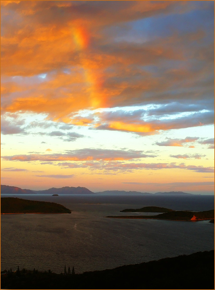 Nouméa : vue du Mont Ouen Toro: un bout d’arc en ciel au coucher du soleil