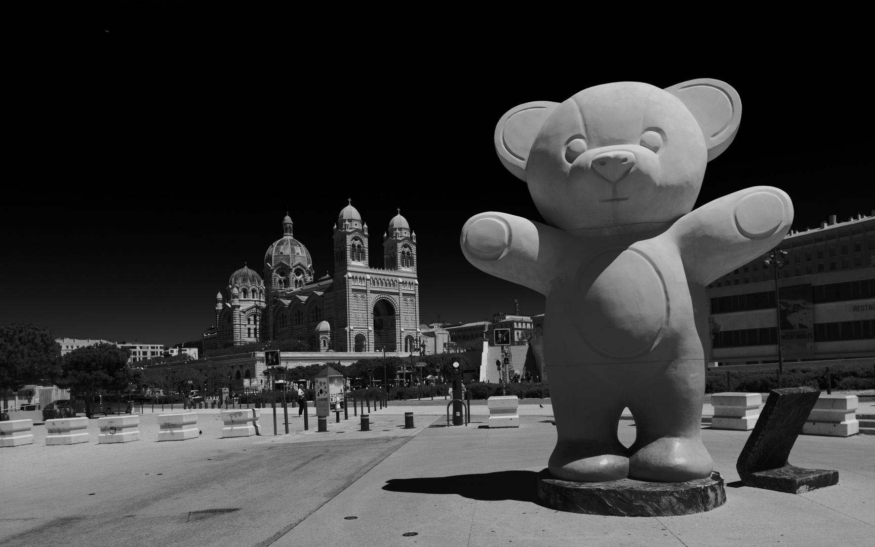 Nounours géant et cathédrale de Marseille