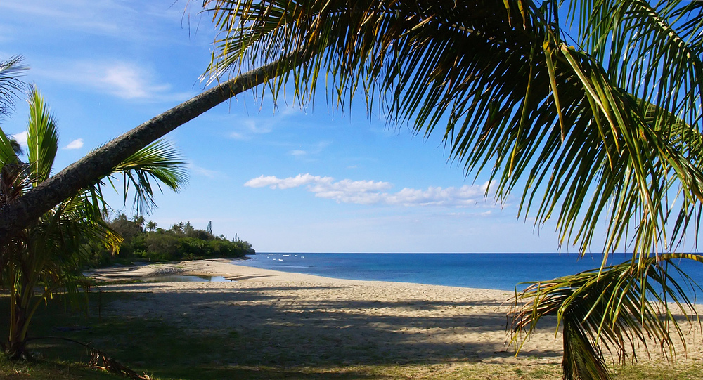 Nouvelle-Calédonie - Côte Est, la plage de Poindimié vers le nord-ouest.