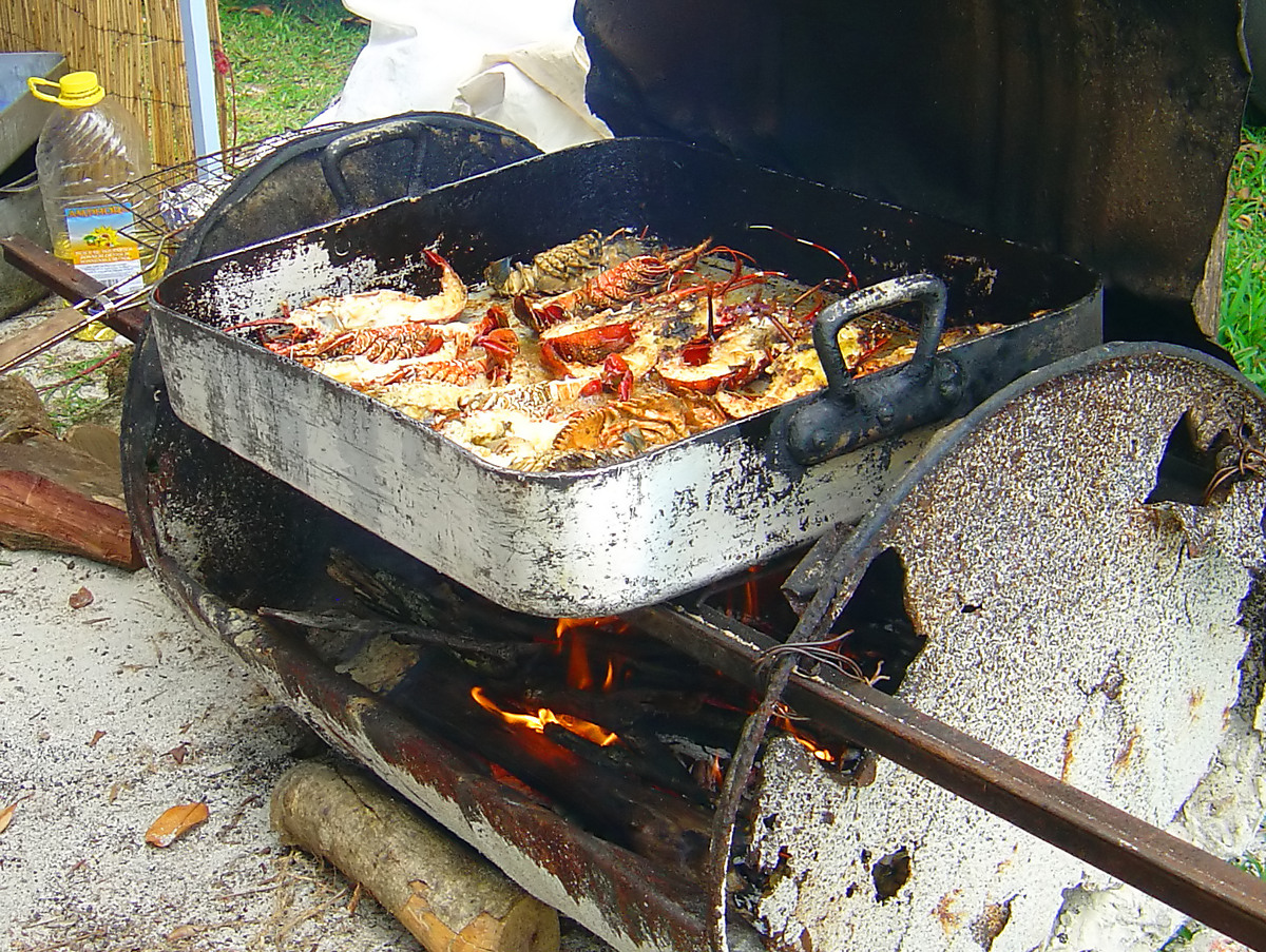 Nouvelle-Calédonie – Ile des Pins - Langoustes au barbecue sur la plage