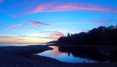 Nouvelle-Calédonie - Le jour se lève sur la plage de Poindimié (Côte Est)