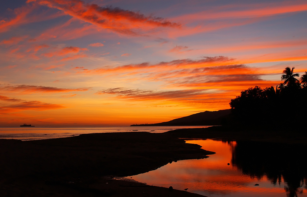 Nouvelle-Calédonie - Lever de soleil sur la plage de Poindimié -