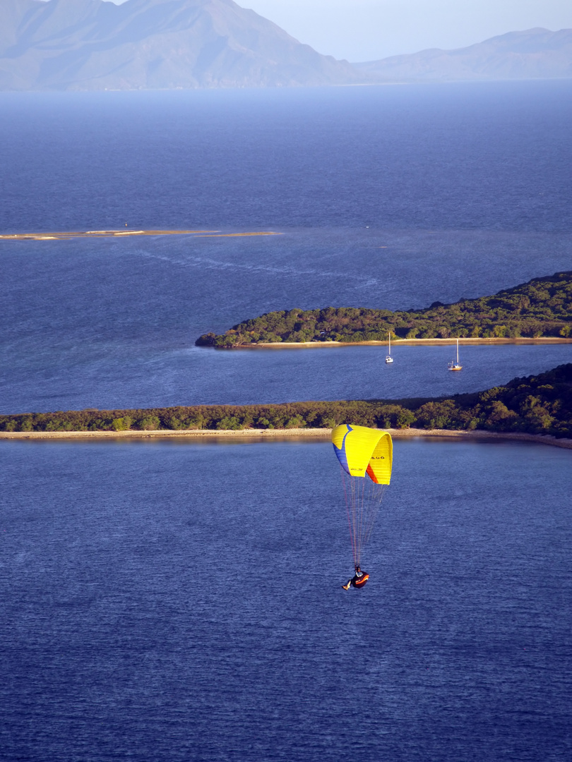 Nouvelle-Calédonie - Une voile dans le ciel de Nouméa - Vue du Mont Ouen Toro