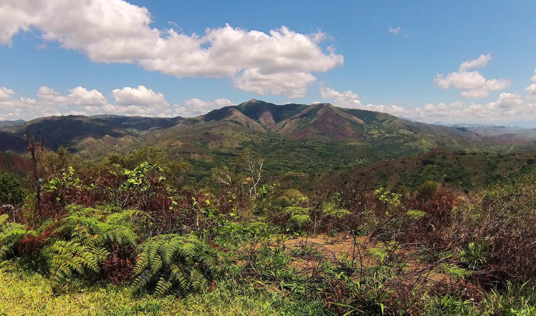 Nouvelle Calédonie - Vue sur la Chaîne Centrale au col de Tango