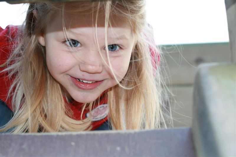 Nova auf dem Spielplatz