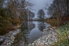 Novembergrau im Spiegel der Landschaft