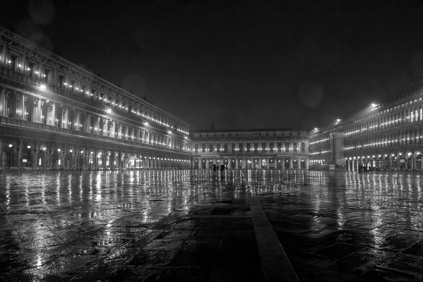 Novemberregen im nächtlichen Venedig