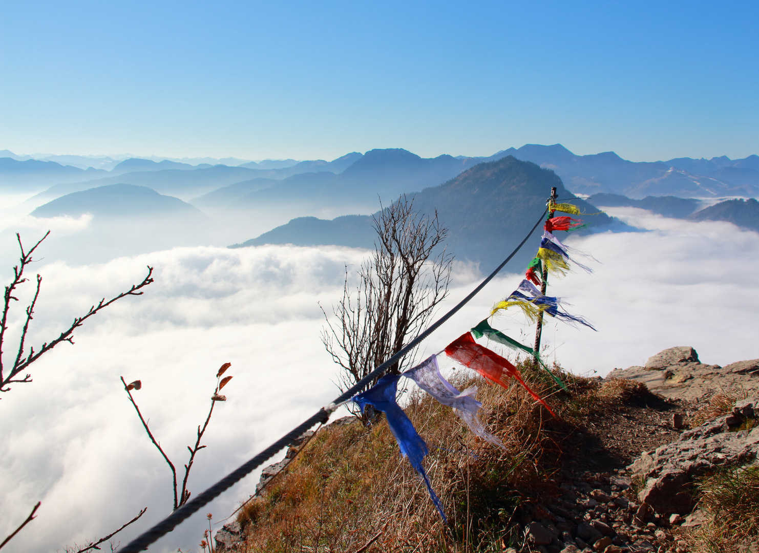 Novembersonne auf dem Berggipfel