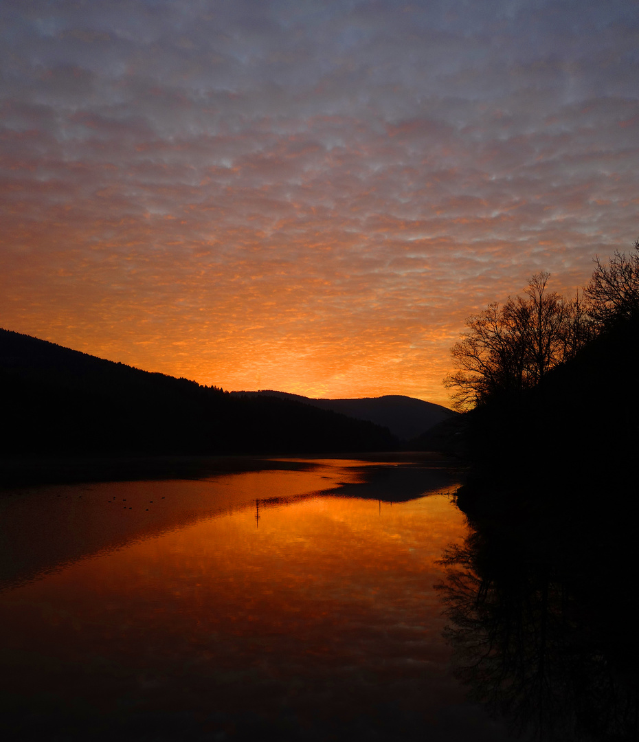 Novembersonnenuntergang am See ...