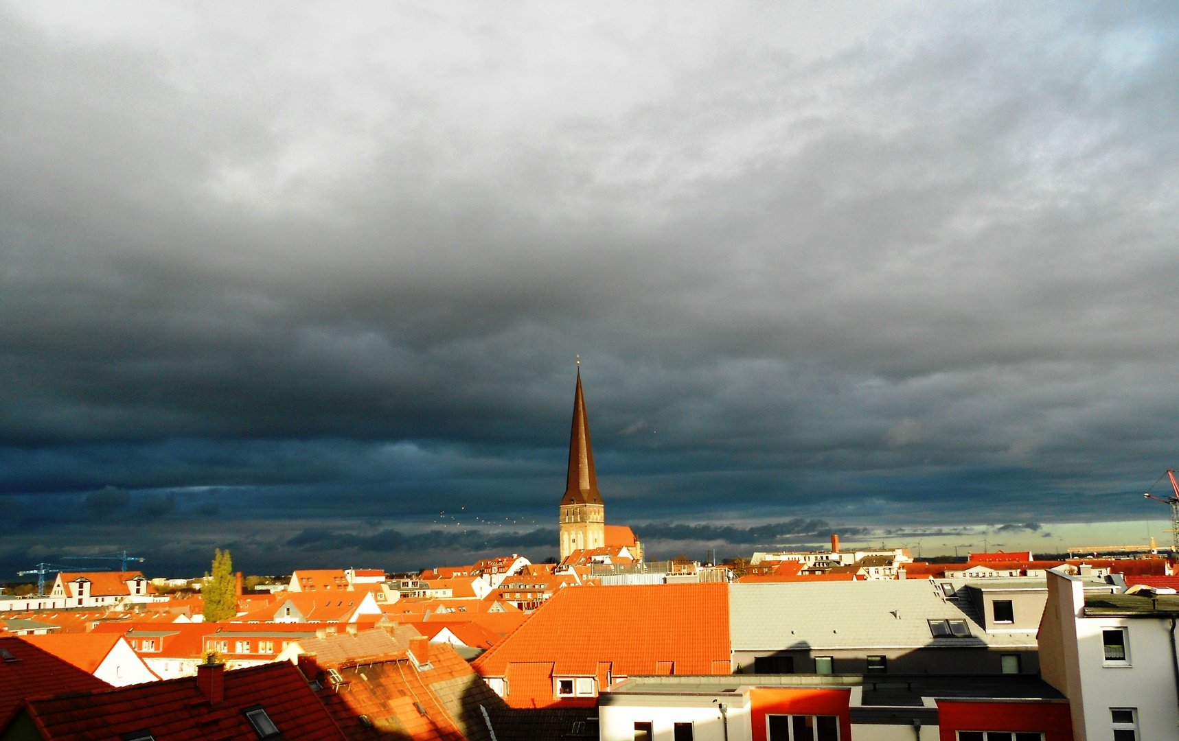 Novemberwetter in Rostock: Blick auf die Petri Kirche