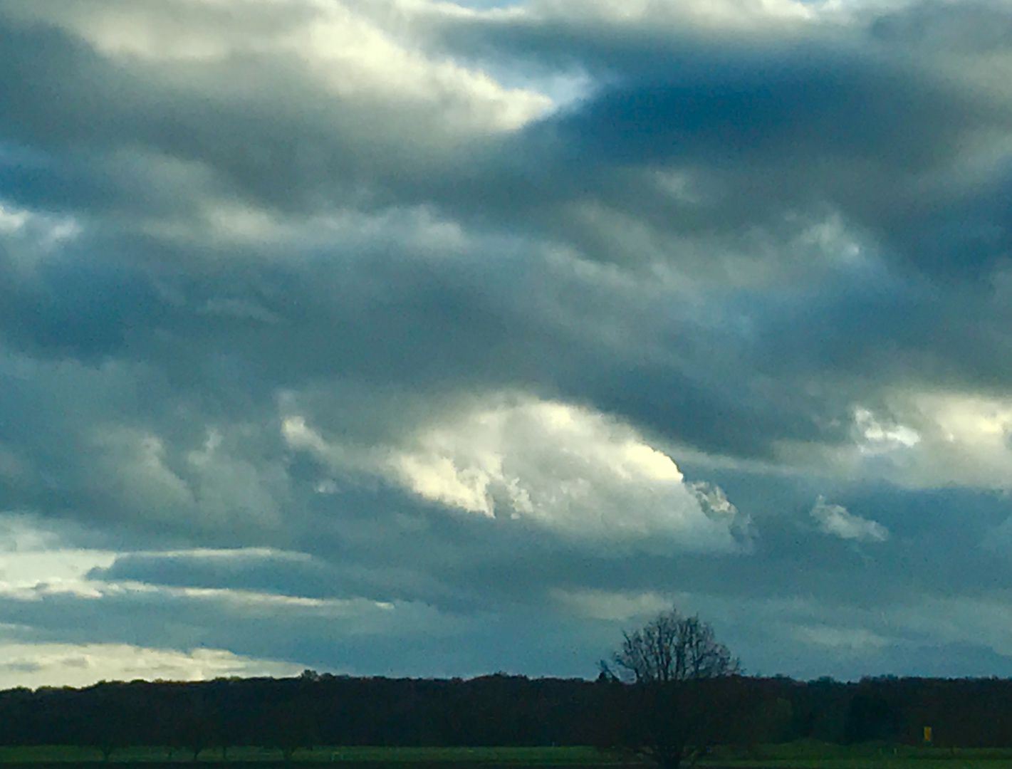 Novemberwolken über dem Land 