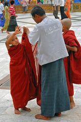 Novices on the Shwedagon terrasse