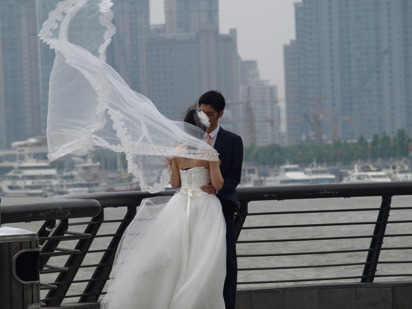 NOVIOS EN EL MALECON DE SHNAGHAI