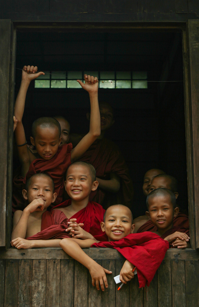 Novizen im Kloster bei Yangon