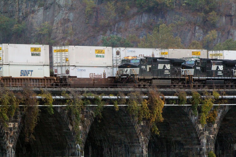 NS#9788,NS#9909 passieren DoubleStack Container Train, Steinbrücke, Susquehanna River, PA