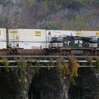 NS#9788,NS#9909 passieren DoubleStack Container Train, Steinbrücke, Susquehanna River, PA